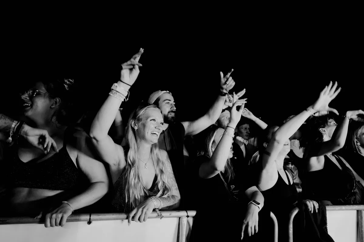 Deejay Plus beim Festival mit Musik, Menschen und Festival-Atmosphäre.